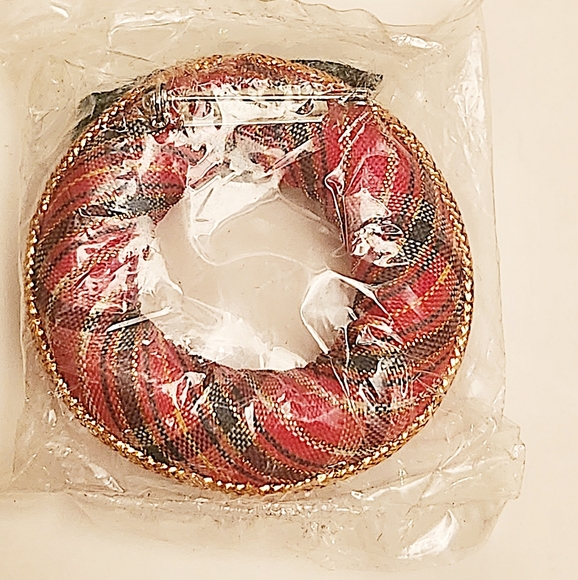 Christmas Wreath Pin - Picture 2 of 2